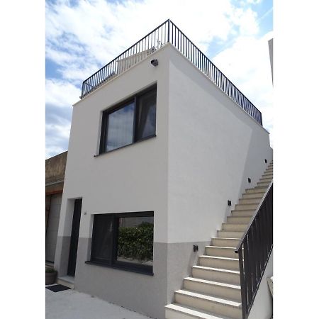 Modern Small House With A Terrace Split Exterior foto
