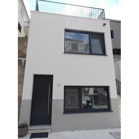 Modern Small House With A Terrace Split Exterior foto