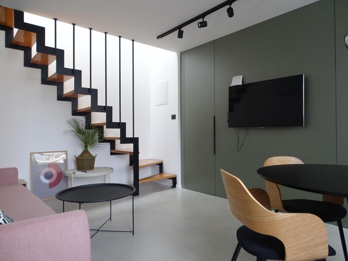 Modern Small House With A Terrace Split Exterior foto