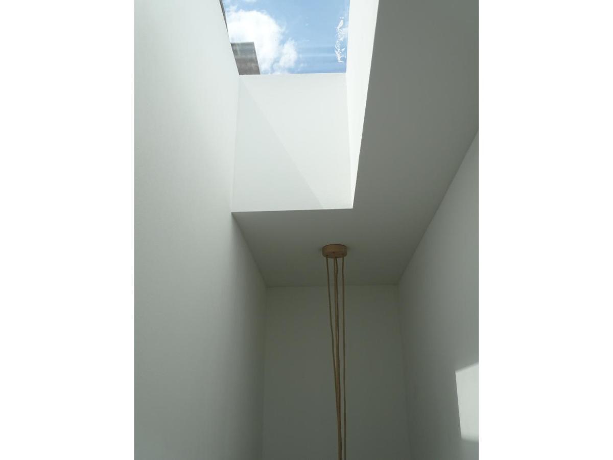 Modern Small House With A Terrace Split Exterior foto