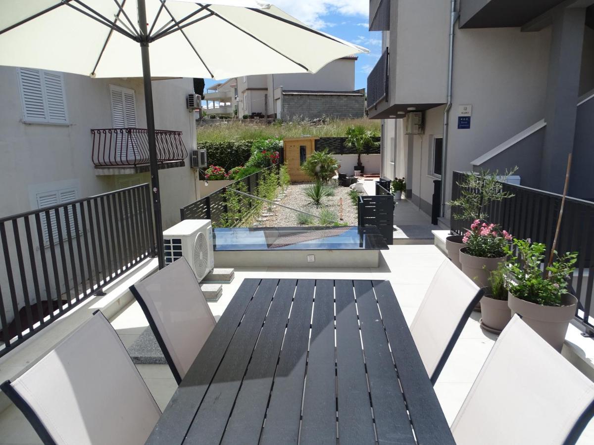 Modern Small House With A Terrace Split Exterior foto